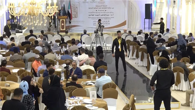 وزير الخدمة المدنية يفتتح ندوة تعريفية بجائزة الشارقة في المالية العامة بالعاصمة عدن 