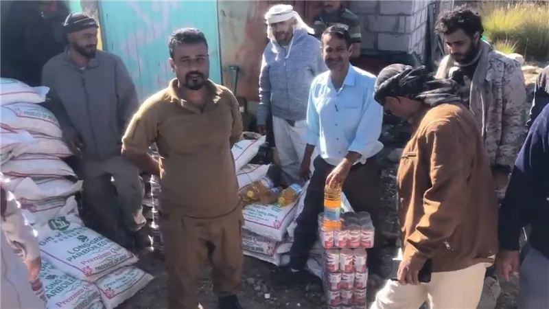 تدشين توزيع سلال غذائية للمعلمين في مدارس مديرية الشعيب بالضالع