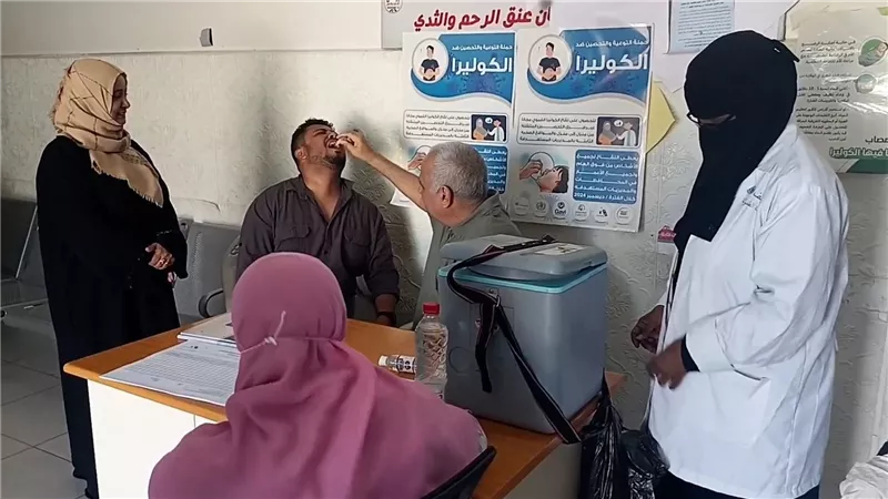 مدير الصحة بعدن يطّلع على سير عمل حملة التحصين ضد الكوليرا وآلية تنظيمها
