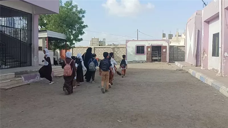 بين الترقب وخيبة الأمل.. معلمو لحج يواجهون فوضى في صرف رواتب أكتوبر