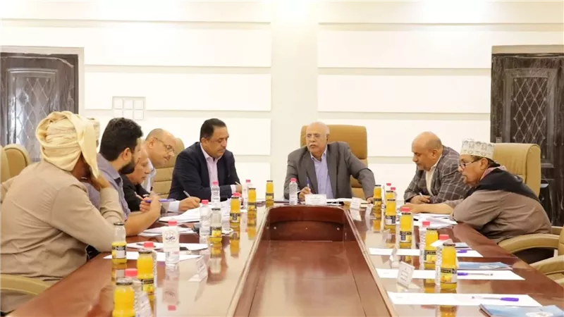 اجتماع لبحث معالجة نشاط نقل البضائع بالشاحنات في العاصمة عدن