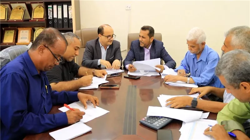 اجتماع لمناقشة متابعة وتقييم المشاريع في مديرية دار سعد بعدن