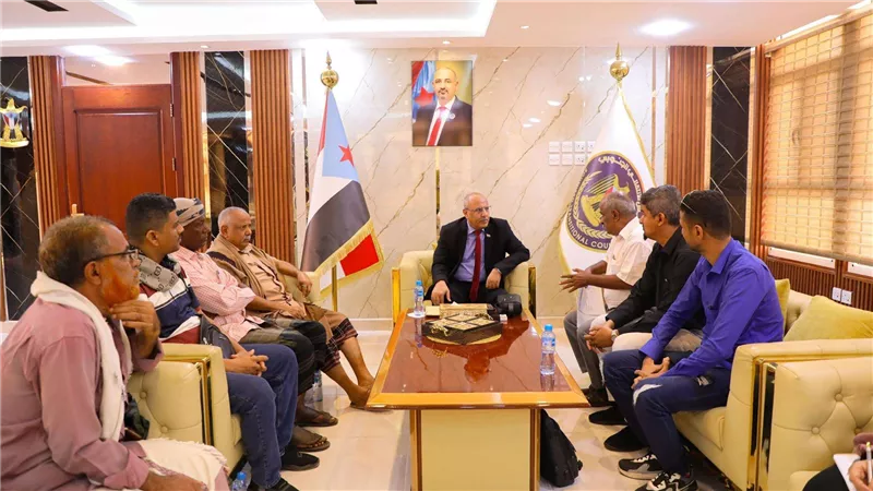 الكثيري يطّلع على المطالب الحقوقية لموظفي مصلحة الضرائب في الجنوب