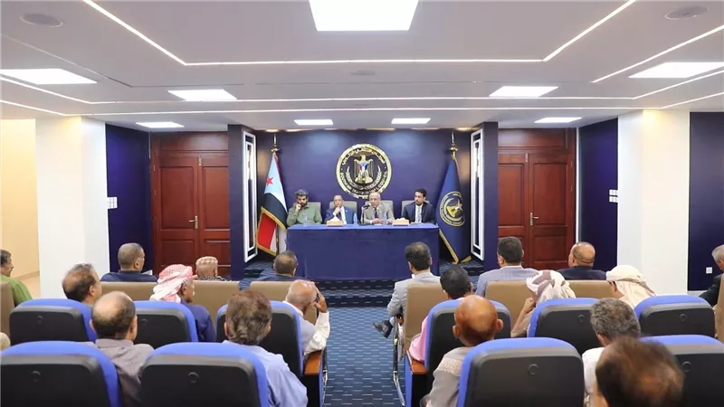 فريق التواصل السياسي يعقد لقاءً موسعاً مع القيادات الأمنية والعسكرية بالعاصمة عدن 