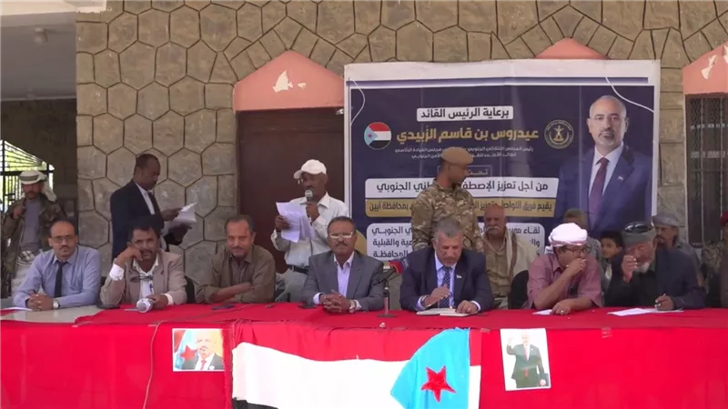 فريق التواصل السياسي يعقد لقاءً موسعًا بالقيادات الاجتماعية والقبلية بمديريتي لودر ومكيراس (تقرير)