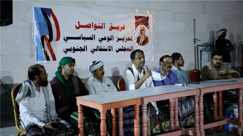 فريق التواصل يناقش مع مواطني ديس المكلا سبل معالجة الأزمات الخدمية والاقتصادية