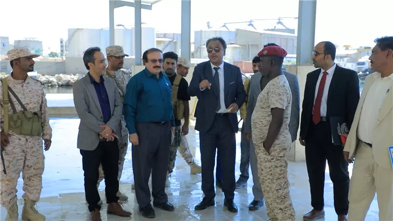 فريق التواصل السياسي يزور مركز الإنزال السمكي في المكلا ويبحث تحديات الصيادين
