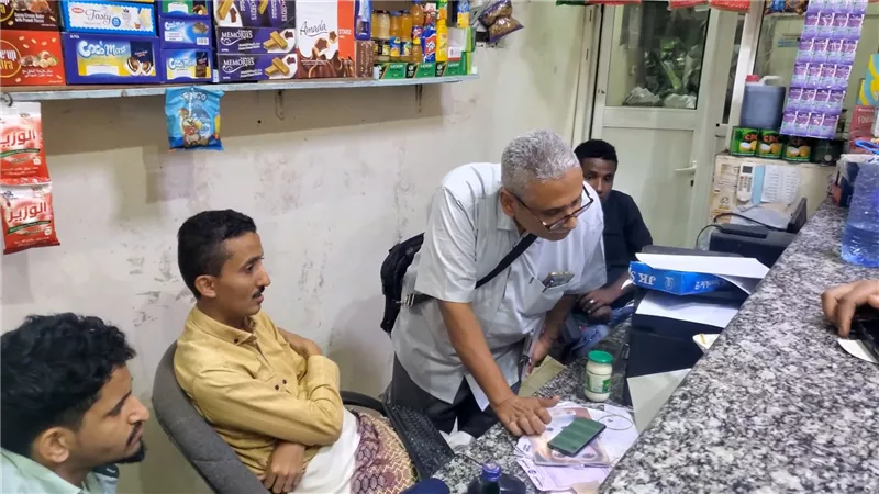 صناعة عدن يضبط محالًا تجارية مخالفة للأسعار في الشيخ عثمان