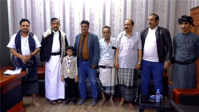 محافظ شبوة يكرّم الطفل مشعل حبتور لتصدره قائمة الحساب الذهني عالميًا