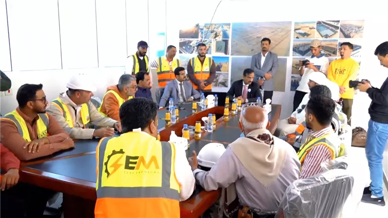 محافظ شبوة يتفقد مشروع الطاقة الشمسية ويشيد بالدعم الإماراتي