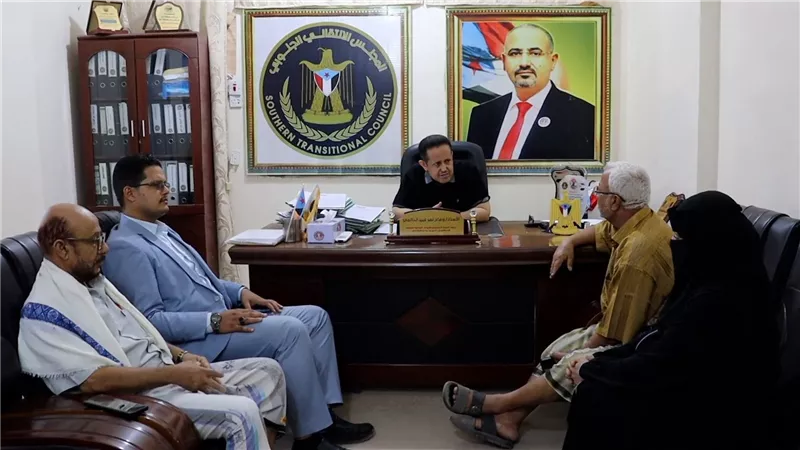 رئيس انتقالي لحج يطلع على مستوى الانضباط الوظيفي بالمحافظة 