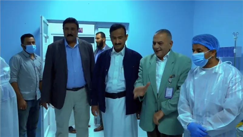 بن الوزير يدشن جهاز غسيل كلى بهيئة مستشفى شبوة 