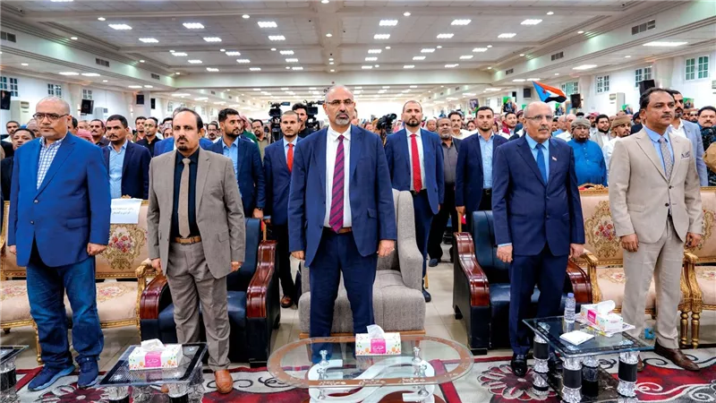 الرئيس الزُبيدي يعقد لقاءً موسعًا بمختلف شرائح وفئات المجتمع الحضرمي