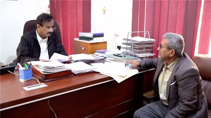 محافظ شبوة يطلع على تقرير الانضباط الوظيفي خلال رمضان ويوجه بمضاعفة الجهود 