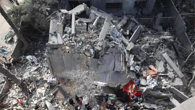 استشهاد عشرة بينهم صحافي فلسطيني في غارة جوية على جنوب غزة