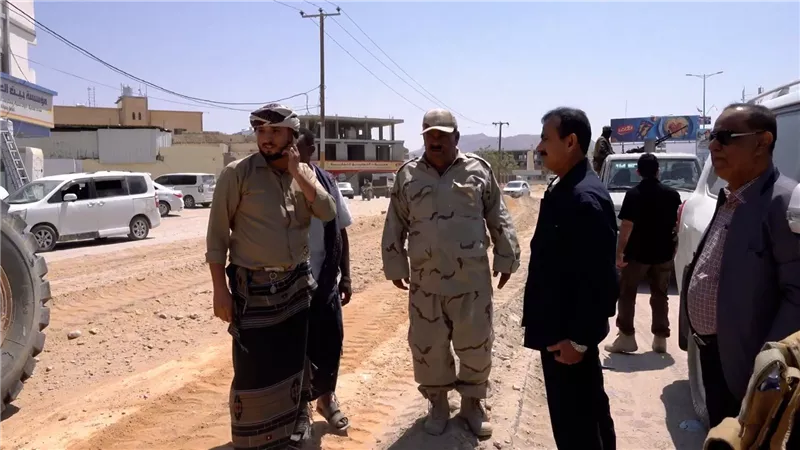 محافظ شبوة يدشن توسعة شارع الشهيد سالم قطن بمدينة عتق