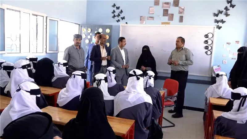 المحافظ بن الوزير يطلع على سير الدراسة في ثانوية شبوة للبنات