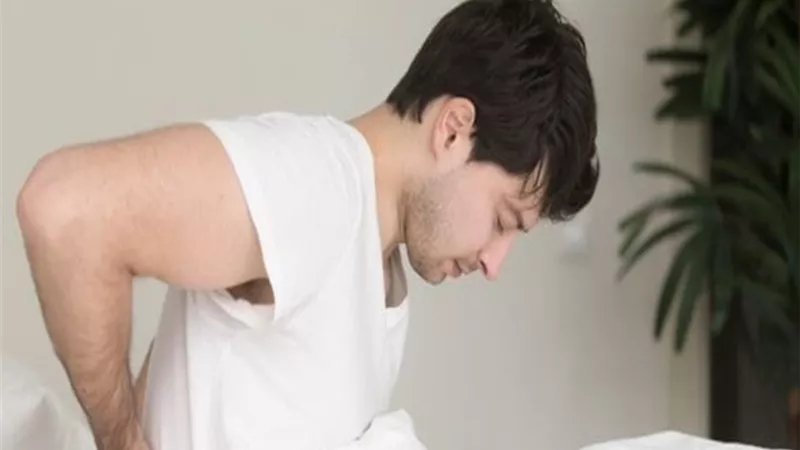 آلام الظهر أزمة عصرية شائعة.. متى تحتاج للطبيب؟