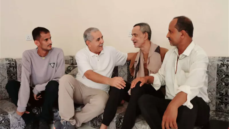 المحامي يحيى الشعيبي يزور المناضل عباس العسل للاطمئنان على صحته
