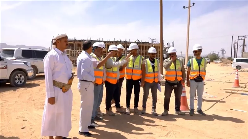 أمين محلي شبوة يدشّن تركيب مشروع الطاقة الشمسية بالمحافظة 