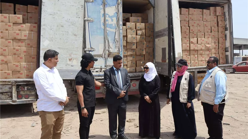 بتوجيهات الرئيس الزُبيدي.. توزيع محاليل وريدية للمراكز الطبية في عموم الجنوب