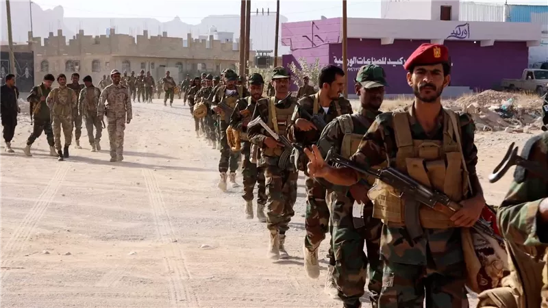 اللواء الثاني دفاع شبوة ينفذ مسيراً عسكرياً لتعزيز الانضباط والجاهزية القتالية