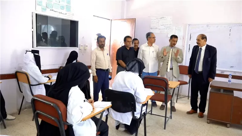 طلاب الصحة في المعهد العالي بشبوة يخوضون أولى امتحاناتهم النهائية