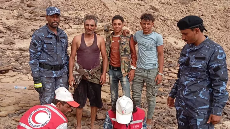 صور.. الدفاع المدني بشبوة ينجح في إنقاذ الشبان العالقين بتعاون أمني وإنساني كبير 