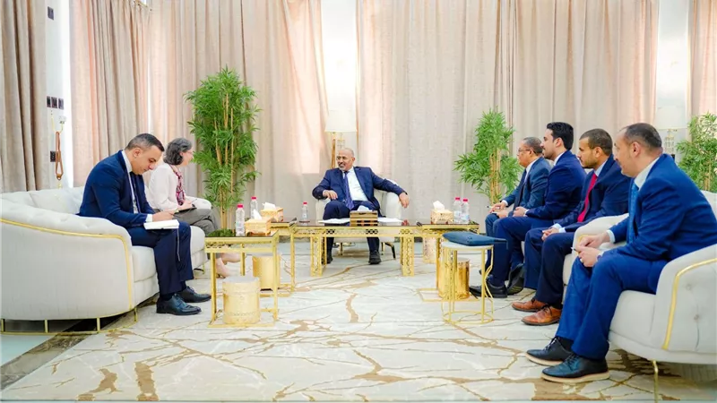 الرئيس الزُبيدي يبحث مع سفيرة فرنسا تطورات المشهد السياسي والاقتصادي في البلاد