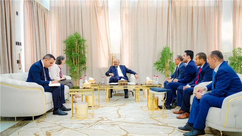 الرئيس الزُبيدي يبحث مع سفيرة فرنسا تطورات المشهد السياسي والاقتصادي في البلاد