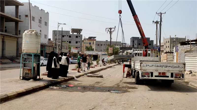 جمعية العائدين لأرض الوطن تواصل تأهيل أغطية المناهل بالبساتين