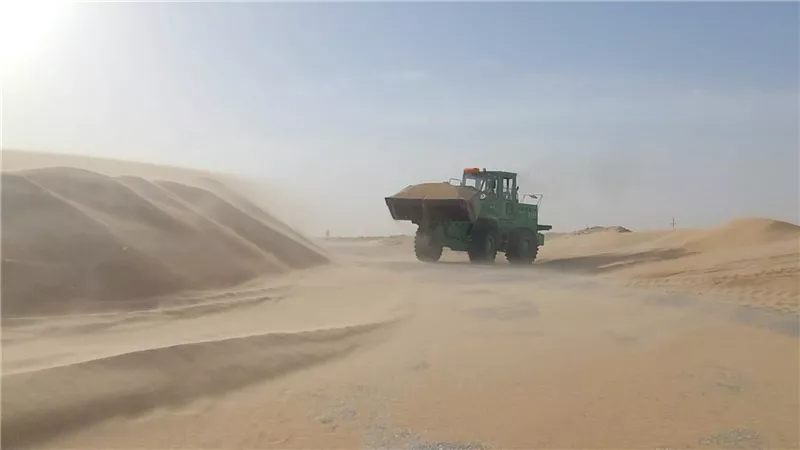 استمرار حملة إزالة الرمال الزاحفة من الخط الدولي في رضوم شبوة 