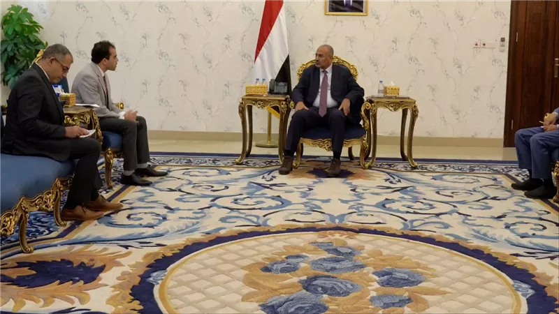 الرئيس الزُبيدي يشيد بالتدخلات الإنسانية للجنة الدولية للصليب الأحمر في بلادنا