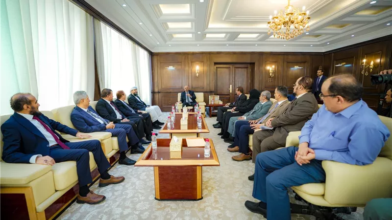الرئيس الزُبيدي يوجّه بسرعة فتح محاكم العاصمة عدن وحل مطالب نادي القضاة وفقا للقانون
