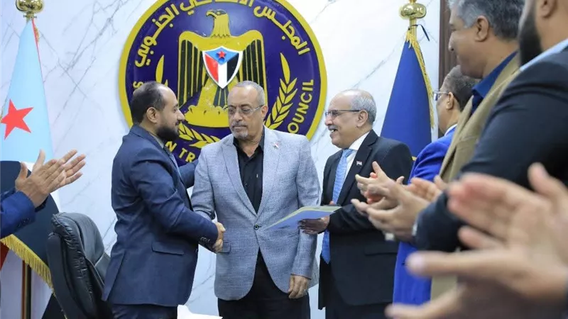 بإشراف رئيس الجمعية الوطنية إتمام عملية الاستلام والتسليم للأمانة العامة لهيئة رئاسة المجلس الانتقالي الجنوبي وهيئاتها