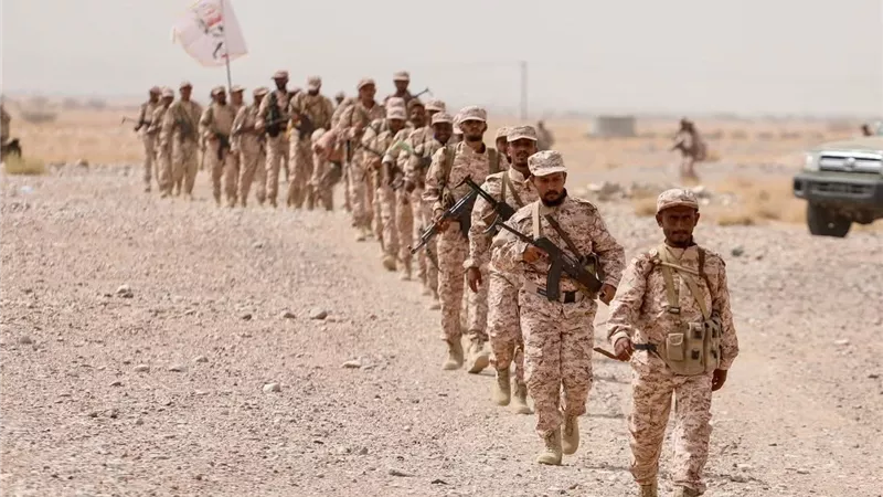 قوات العمالقة الجنوبية تنفذ مسيرًا عسكريًا لتعزيز استعدادها القتالي 