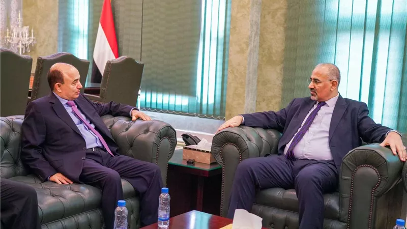 الرئيس الزُبيدي يشدد على ضرورة التعاطي العاجل من قبل القطاع التجاري مع تحسّن أسعار الصرف
