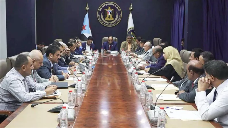 الأمين العام يترأس اجتماعًا استثنائيًا مشتركًا مع فرق التوجيه والرقابة الرئاسية ورؤساء الهيئات التنفيذية بالمحافظات