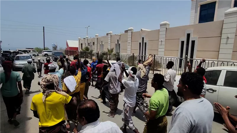 فيديو.. تعبيراً عن الرفض الشعبي.. مواطنون يطردون أعضاء البرلمان اليمني من أحد فنادق المكلا