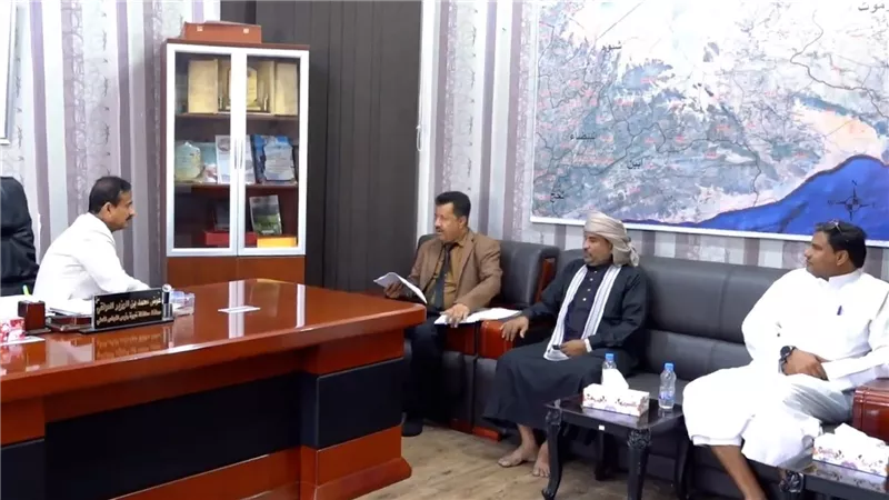 محافظ شبوة يرحب بمقترح إنشاء أول كورنيش على شواطئ رضوم 