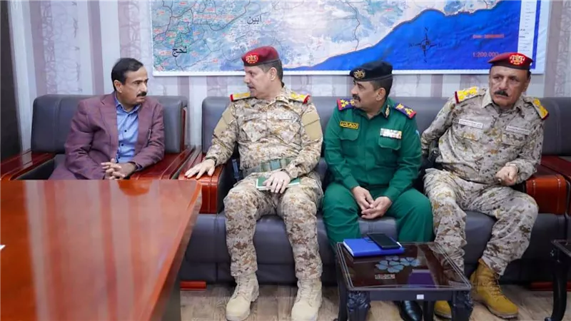 محافظ شبوة يبحث مع القيادات الأمنية والعسكرية سبل الحد من الهجرة غير الشرعية
