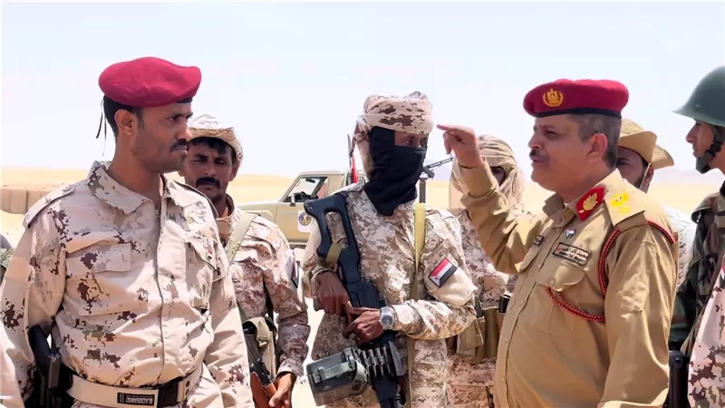 الكعلولي والنقيب يتفقدان النقاط العسكرية في خط الرويك – عارين بشبوة 