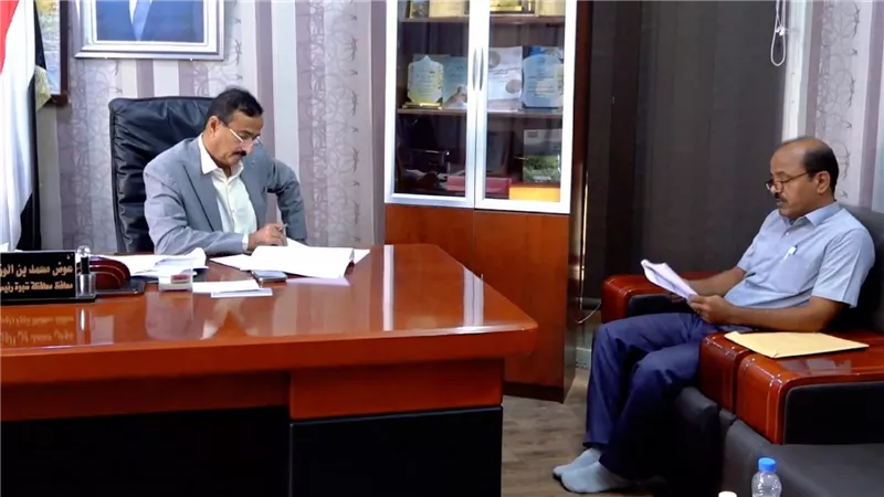 محافظ شبوة يطلع على تقرير المشاريع الخدمية ويؤكد أهمية الشفافية والتقييم المستمر