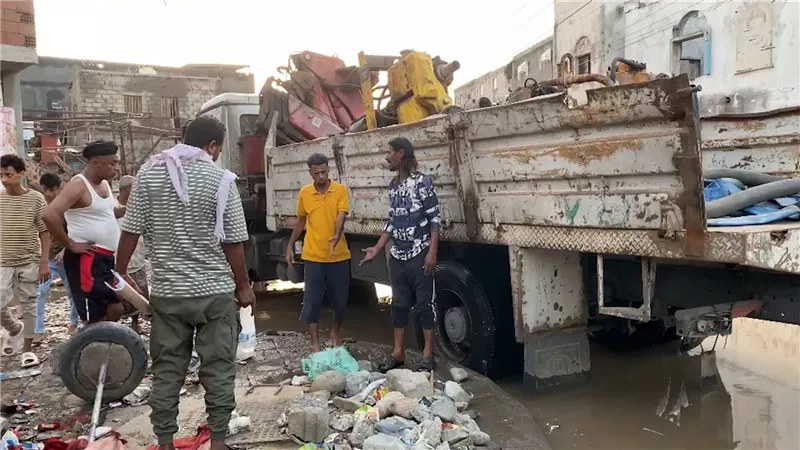 لجنة الطوارئ في خور مكسر بعدن تواصل شفط مياه الأمطار ومعالجة آثار المنخفض  