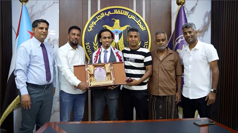 نادي شعب حضرموت يكرم مؤمن السقاف لدعمه المتواصل