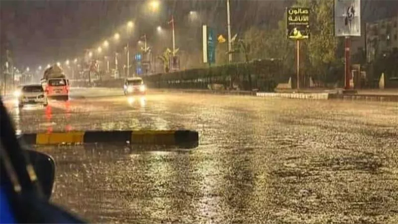 هطول أمطار متفاوتة الشدة في مديريات العاصمة عدن 