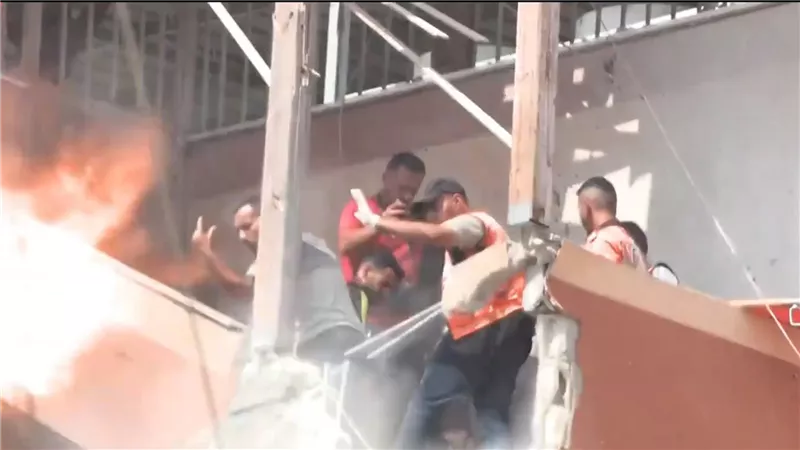 عشرات الشهداء والجرحى بقصف إسرائيلي مجمع ناصر الطبي بغزة