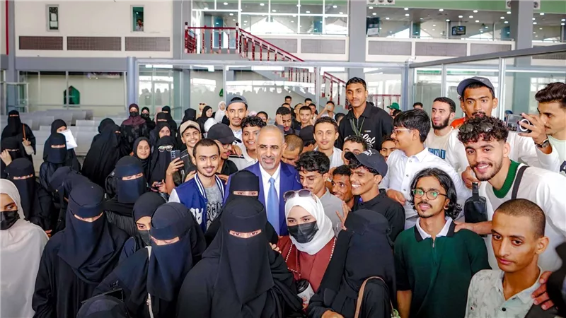 الرئيس الزُبيدي يودّع طلاب المنحة الدراسية إلى أبوظبي ويحثهم على التميز العلمي