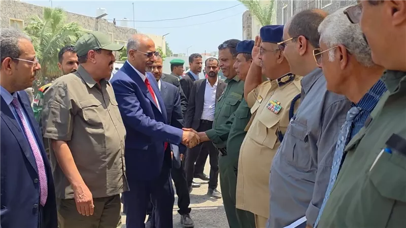 الرئيس الزُبيدي يزور شرطة العاصمة عدن ويطّلع على سير العمل في إداراتها