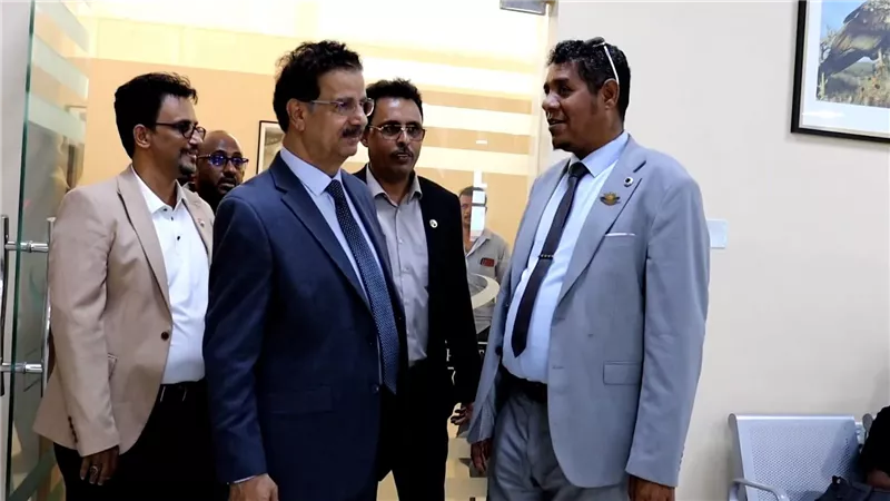 فريق التوجيه والرقابة الرئاسي يتفقد مطار سقطرى ويشيد بتحسن مستوى الخدمات